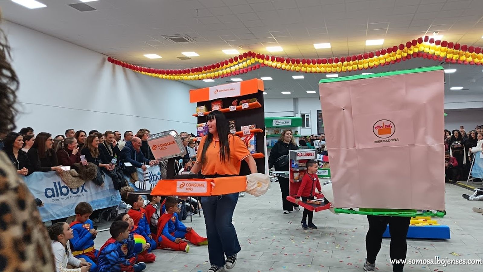 Marta no logra apagar la llama del Carnaval en Albox que llenó de magia el Centro de Agua y Salud