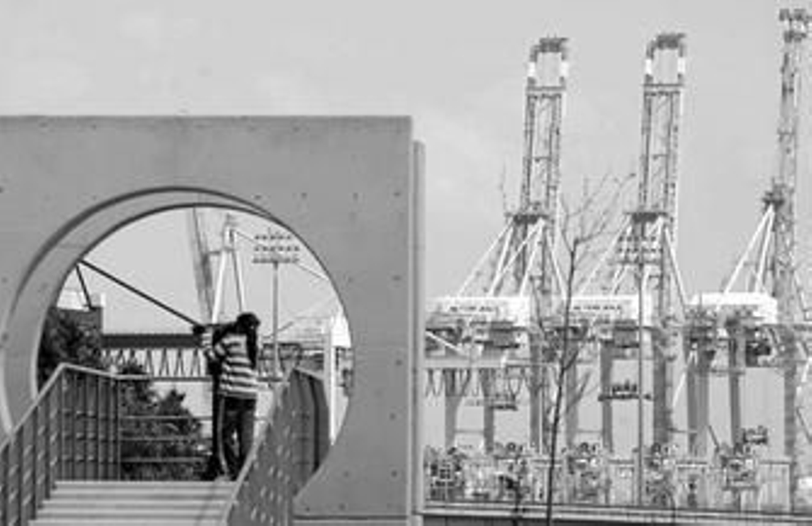 El Paseo de la Cornisa con las grúas del puerto al fondo.