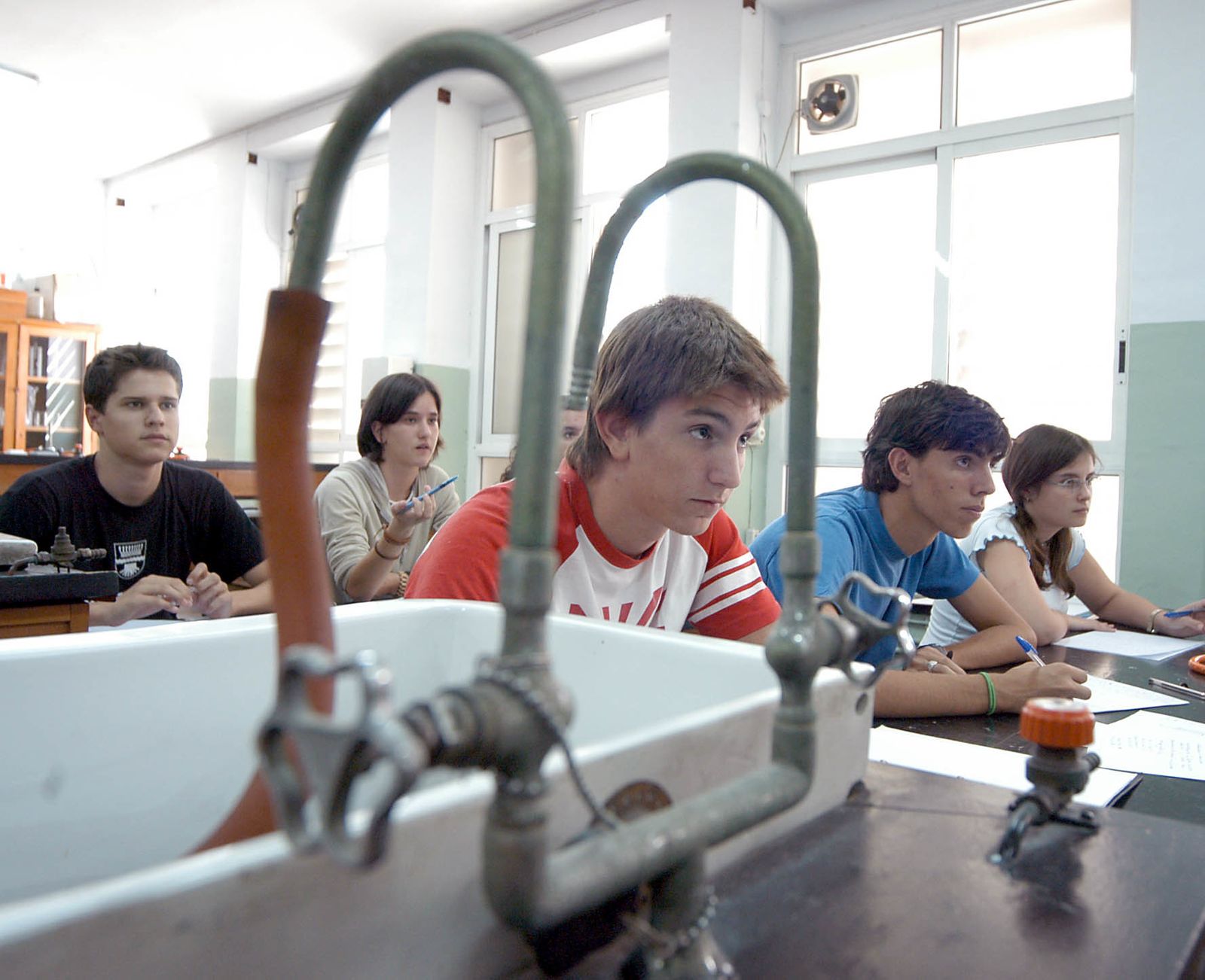 Alumnos del Martínez Montañés reciben clase en el laboratorio del instituto.