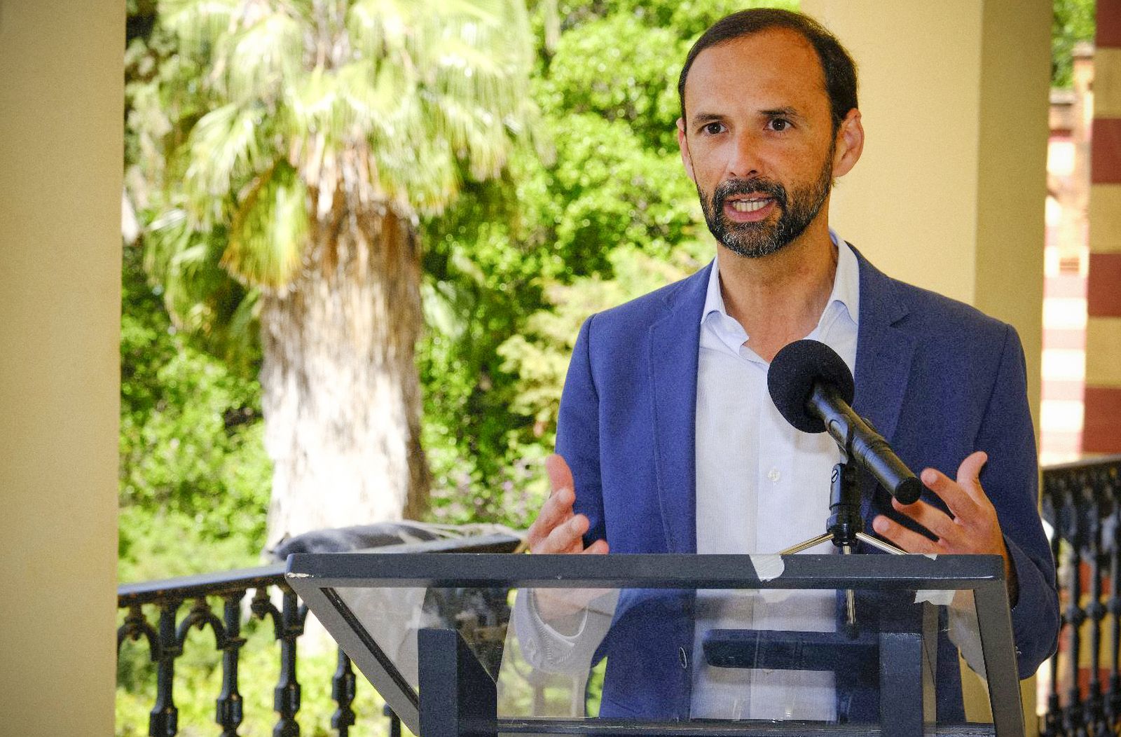 El alcalde de Sanlúcar, Víctor Mora, en el Palacio Municipal.