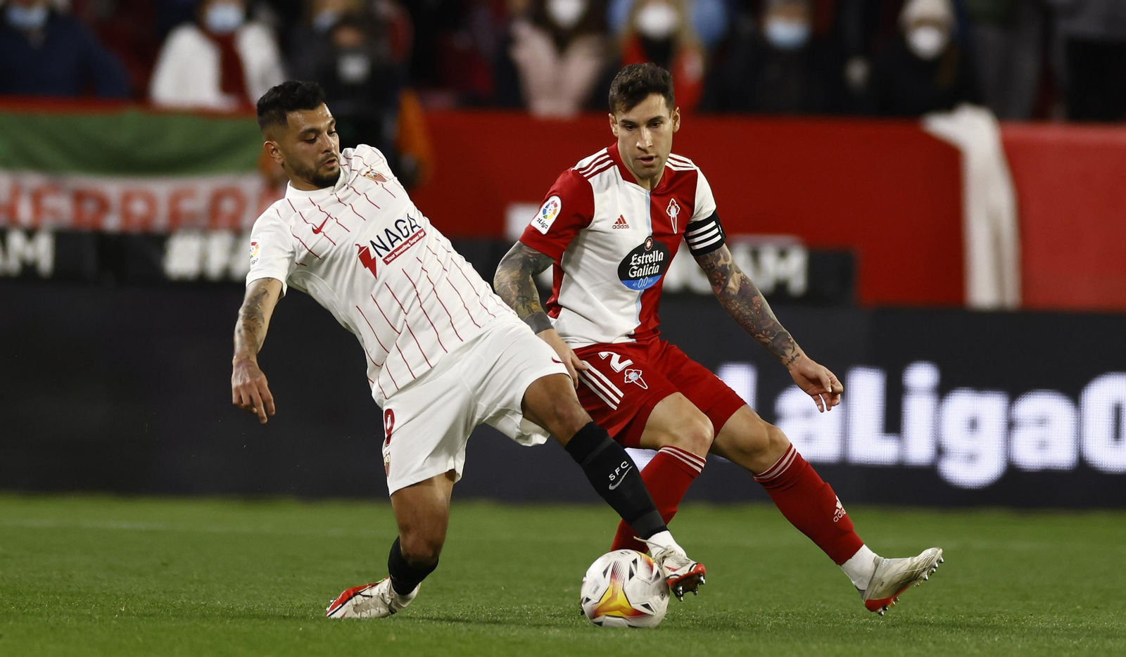 Tecatito Corona, en el momento de sufrir la lesión en un mal apoyo.