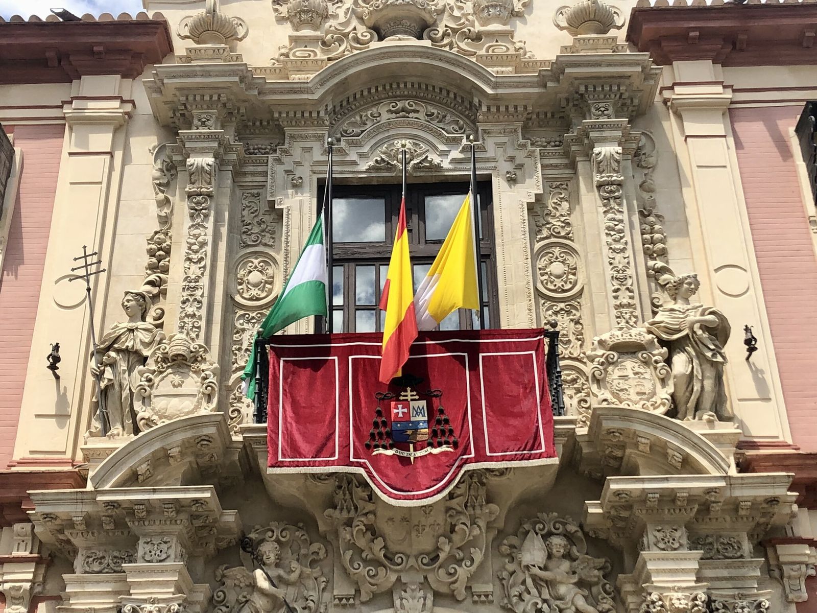 Banderas a media asta en el Palacio Arzobispal