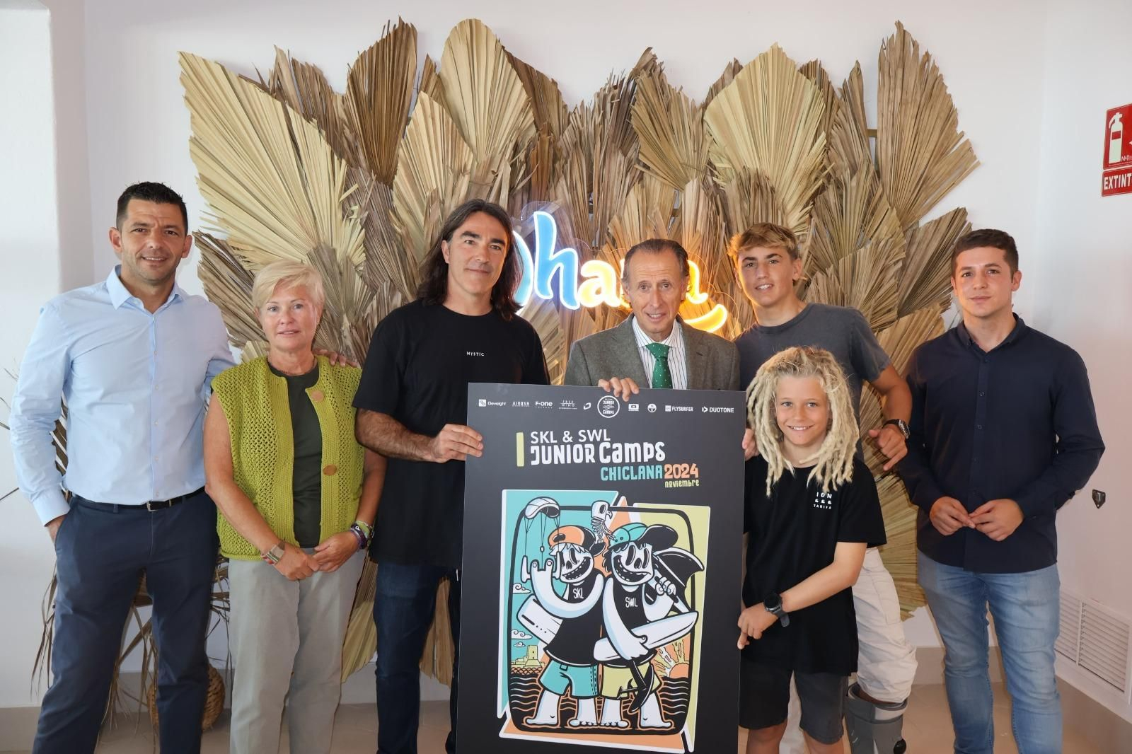 En el chiringuito Ohana, José María Román y José Alberto Cruz realizan la presentación del evento de surf.