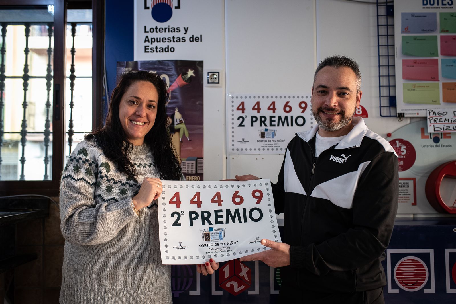 Los dos vendedores que repartieron este año el segundo premio de El Niño en Huelva.