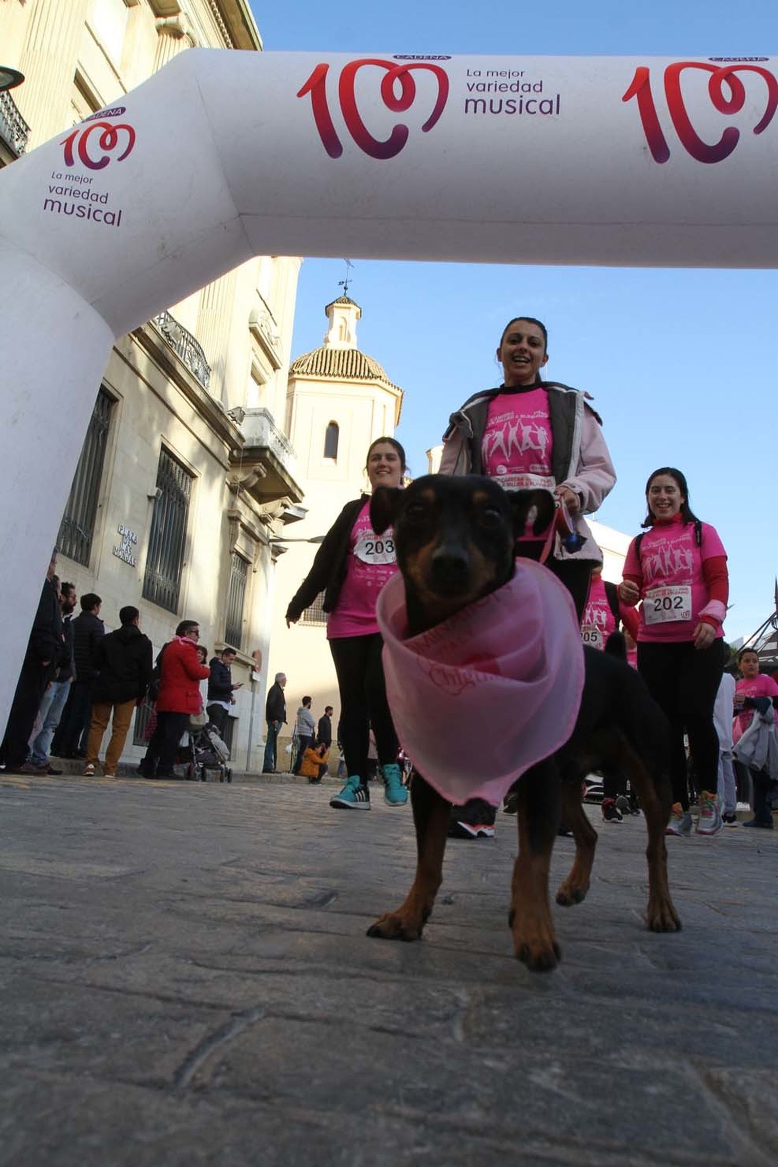 Imágenes de la Carrera contra el cáncer de mama de Huelva.