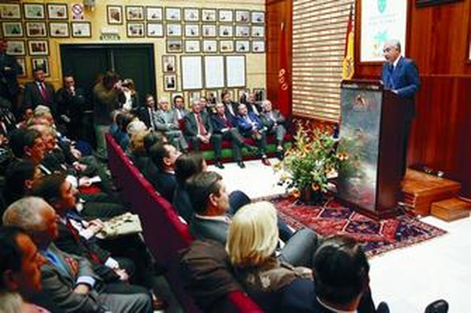Javier Arenas durante su intervención en el Club Antares, ayer.