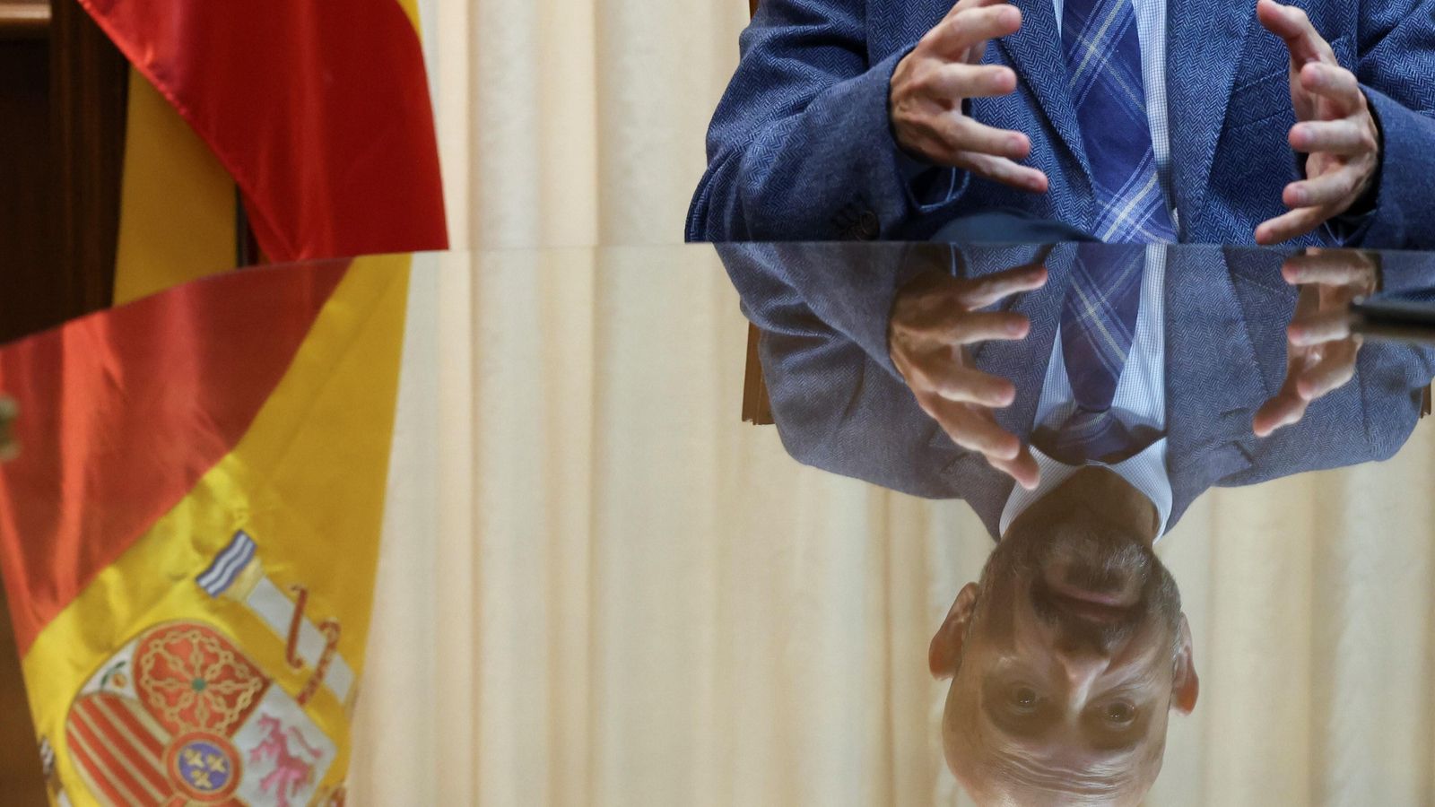 Salas gesticula durante la entrevista.