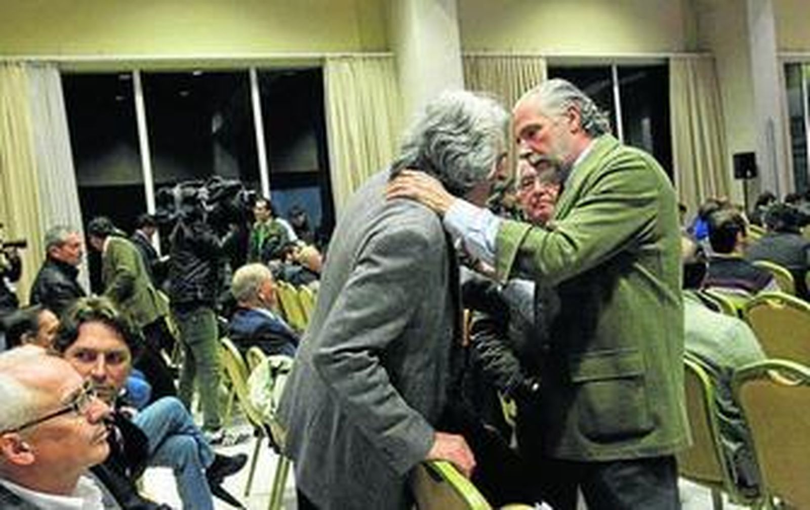 Emilio Soto y Leonardo Rodríguez de la Borbolla, en una Junta del Betis.