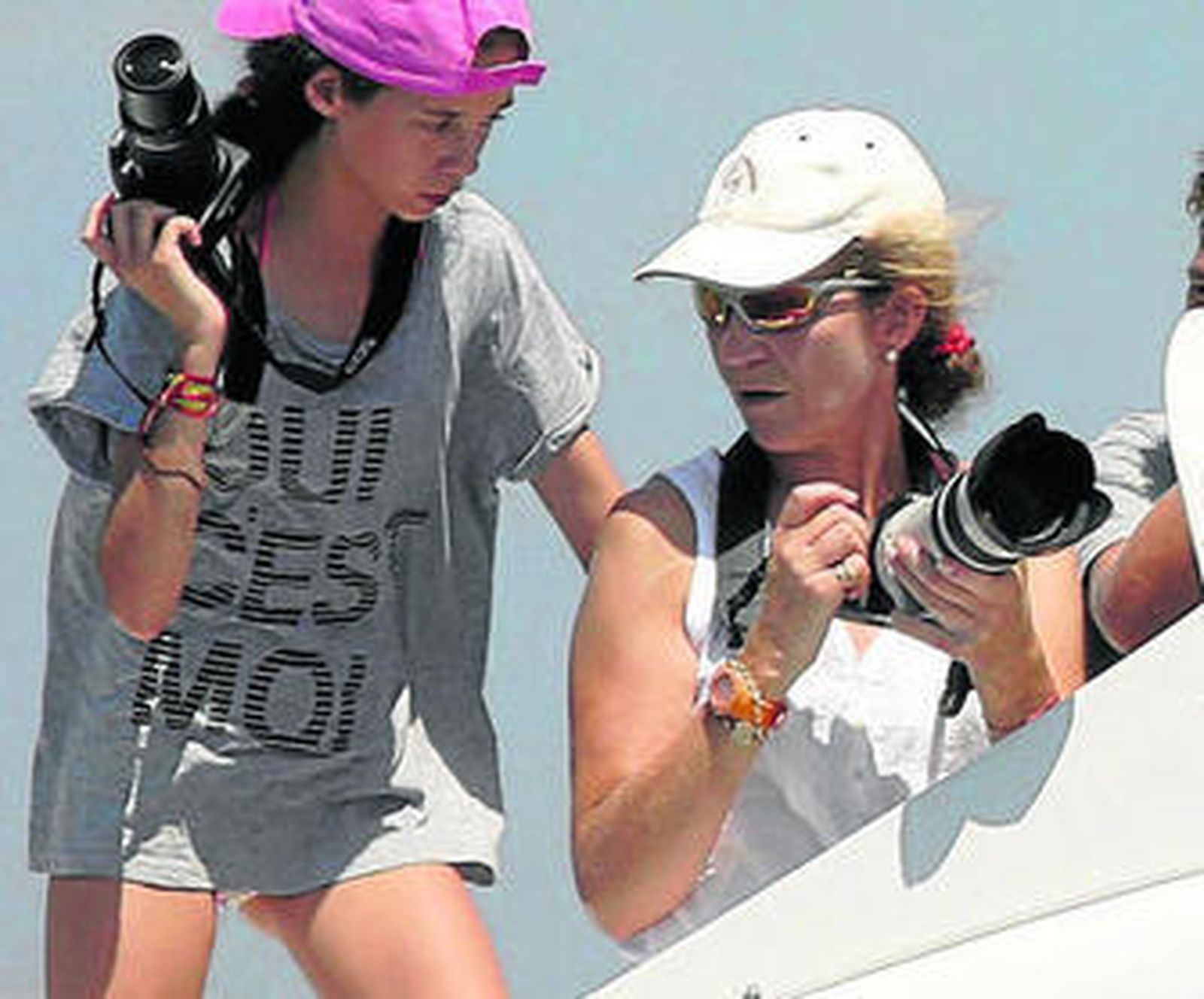 La Infanta junto a su hija Victoria Federica hacen fotografías al Rey mientras navega.