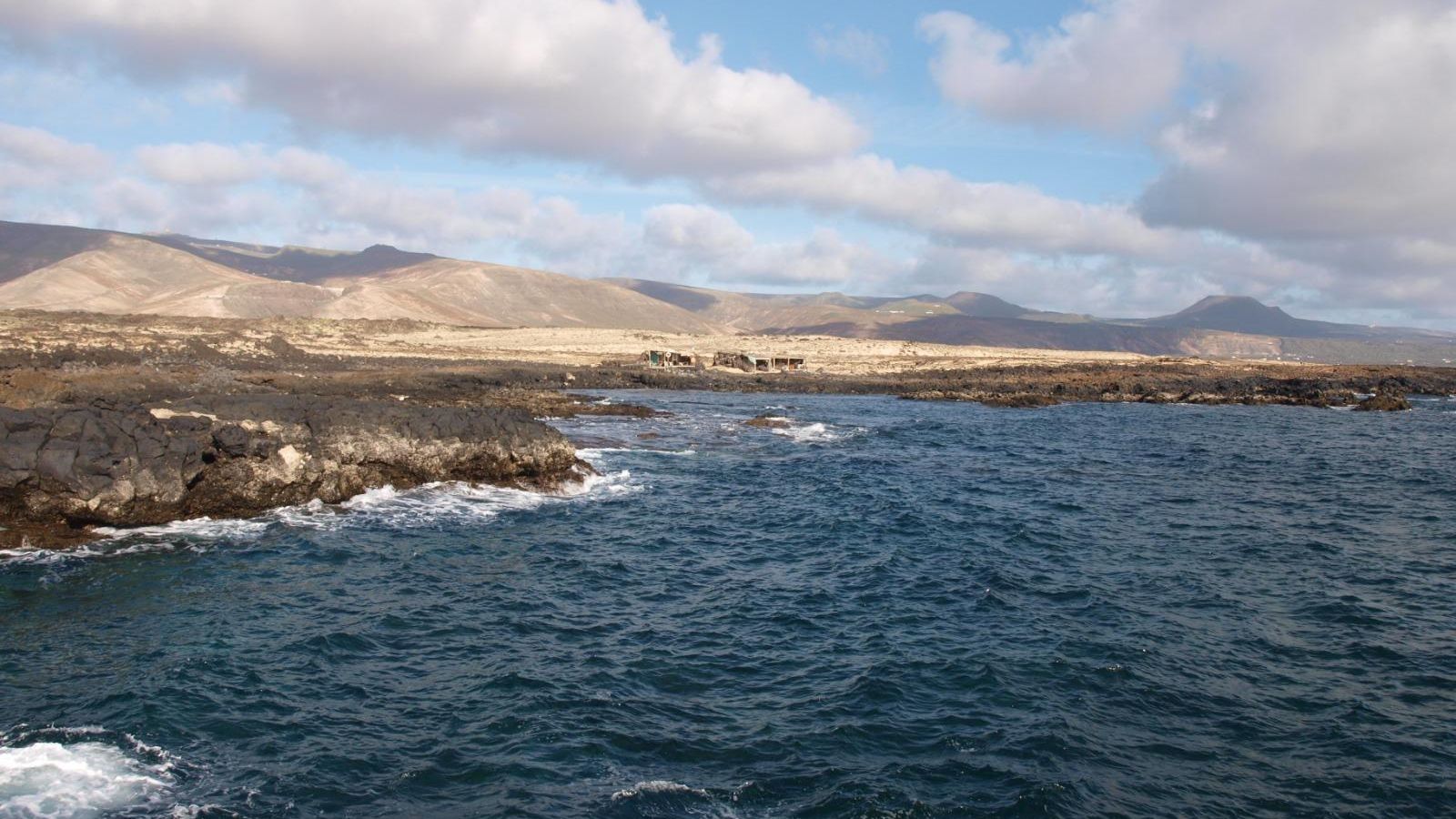 La zona de la costa de Hondura de Mala, en la isla canaria de Lanzarote, donde embarrancó el pesquero portuense Domenech de Varo.
