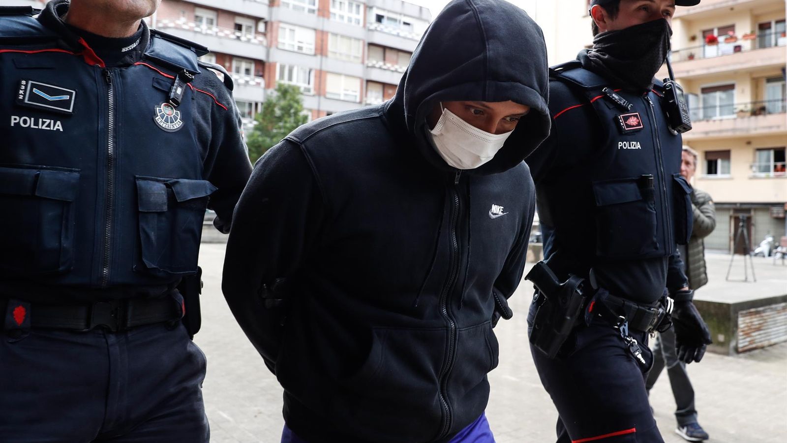 Agentes de la Ertzaintza trasladan al detenido por su presunta vinculación con los asesinatos de hombres en Bilbao