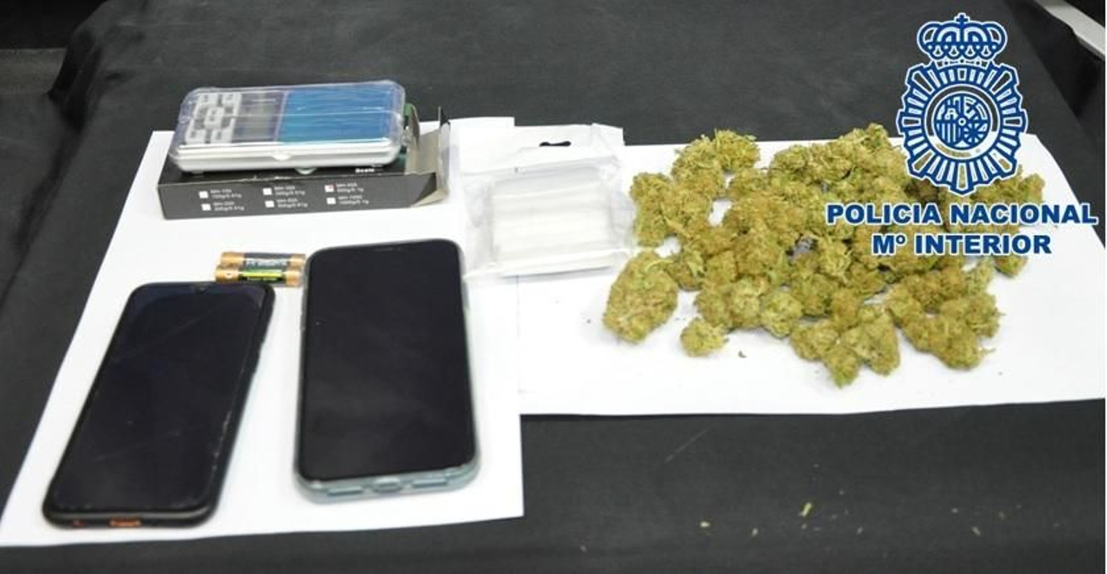 Droga y útiles incautados en Lucena.