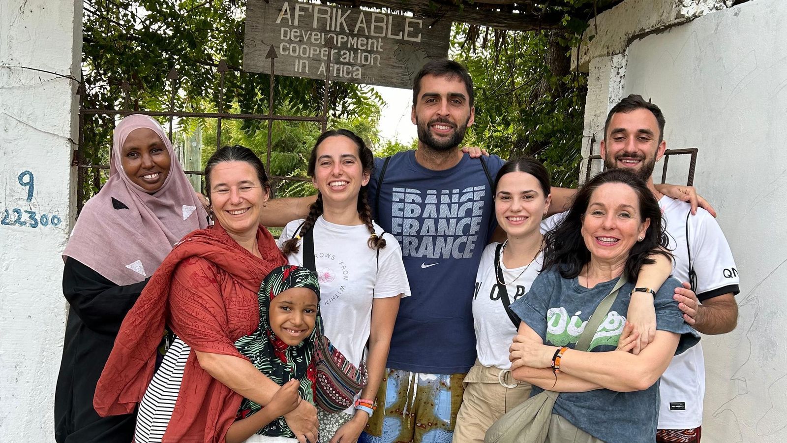 El grupo de voluntarios, junto a una mujer y una joven de la isla de Lamu