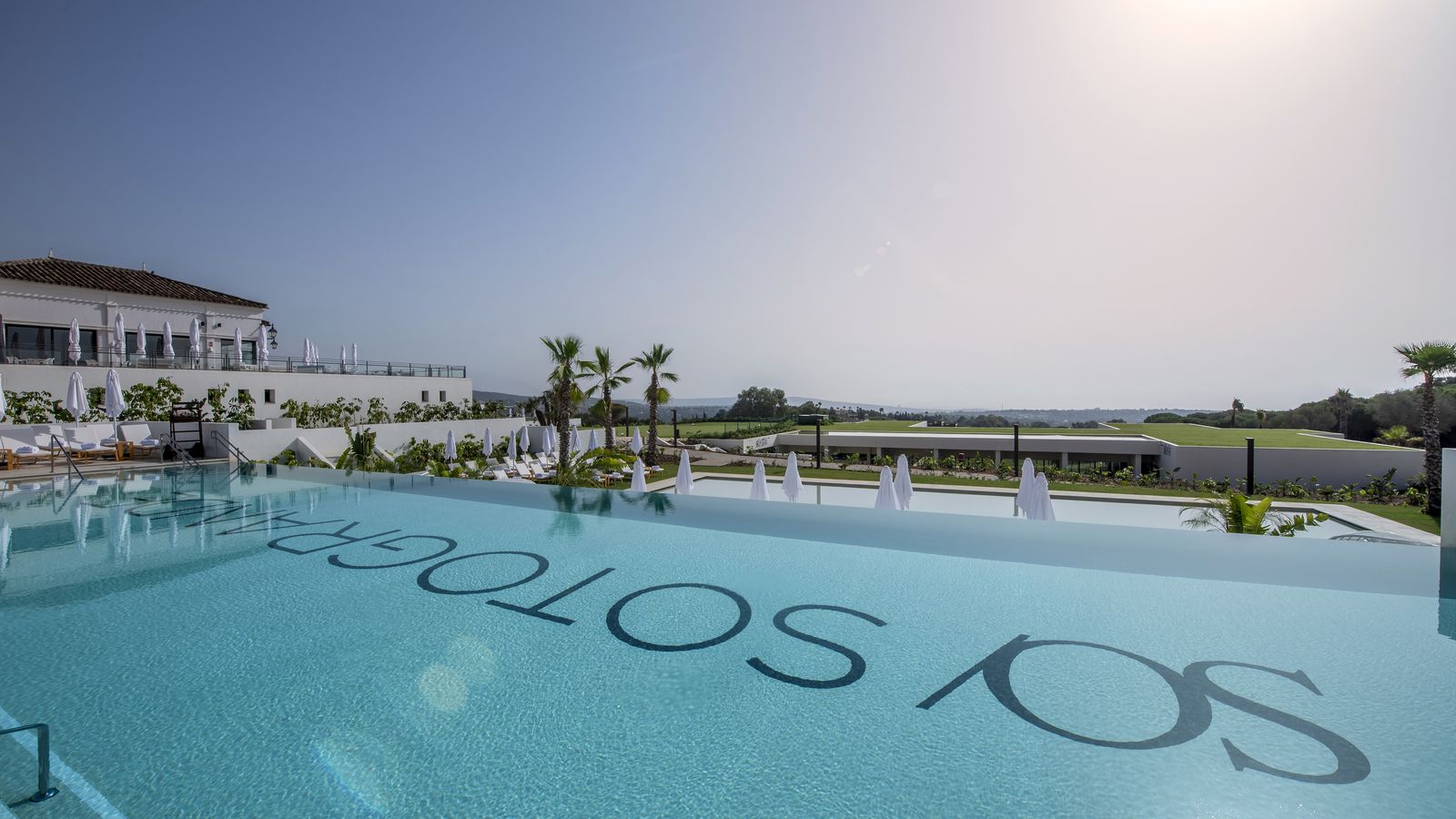 Zona de piscina de SO Sotogrande