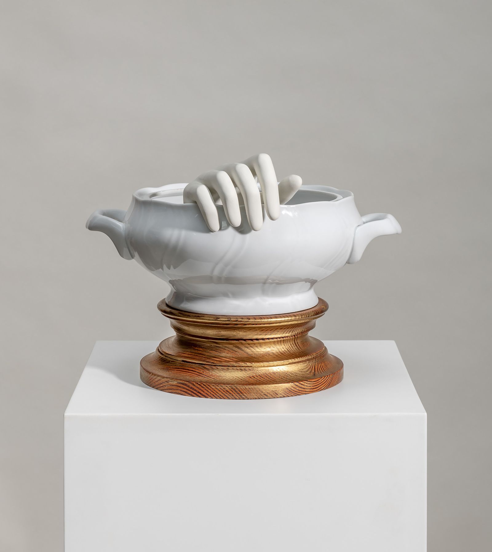 'Espero que se halle mejor', 2018. Técnica mixta, porcelana, peana, pan de oro.