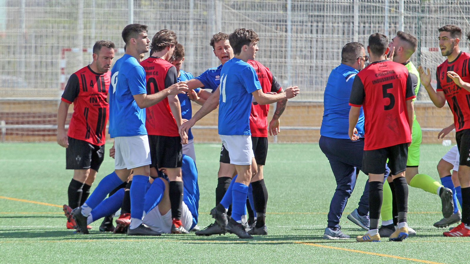 Bronca en La Granja entre Xerez DFC B y el Chiclana Industrial CF Bronca en La Granja entre Xerez DFC B y el Chiclana Industrial CF