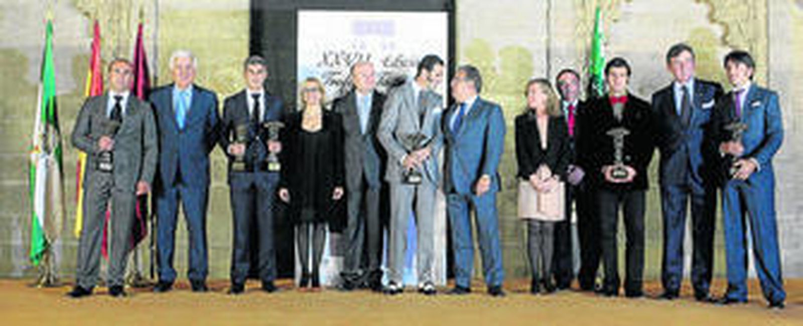 Galardonados, autoridades e intervinientes en la entrega de los XXVII Trofeos Puerta del Príncipe -Feria de Abril 2012-.