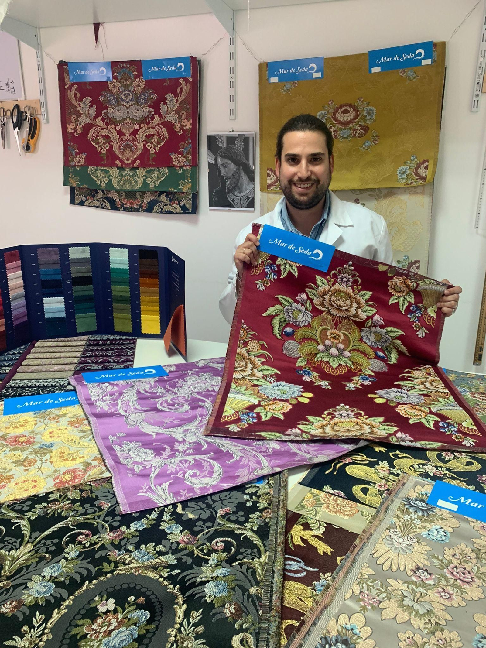 José Segura muestra sus tejidos.