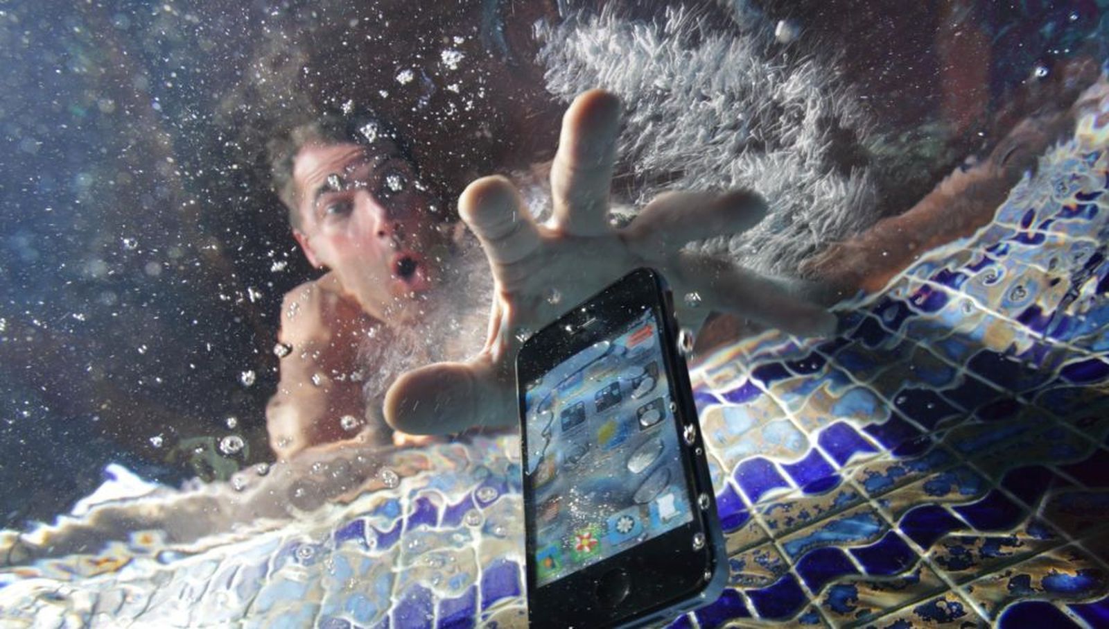 El secreto para meter el móvil en el agua... y sobreviva