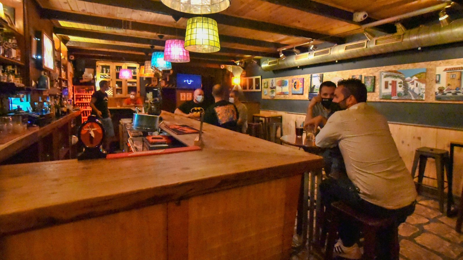 Interior del Café Teatro, en la calle Trafalgar, centro neurálgico del ocio nocturno de Algeciras.