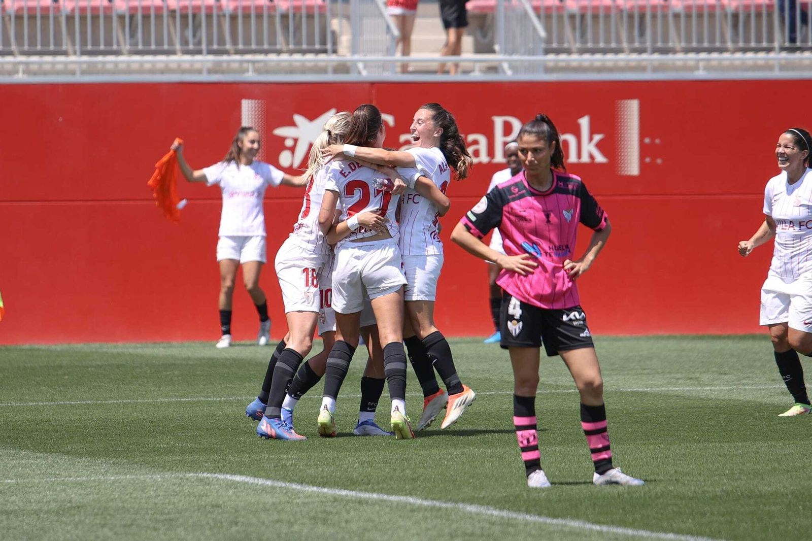 Las jugadoras sevillistas festejan el gol definitivo de Eli del Estal.