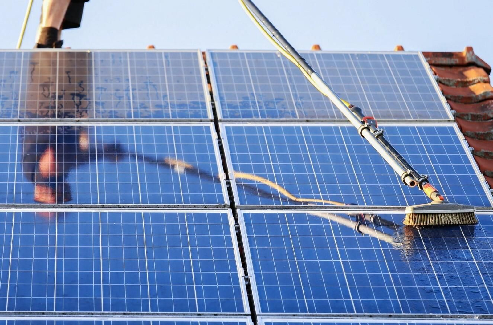 El equipo técnico de SolarPlak da las claves para mantener correctamente placas solares