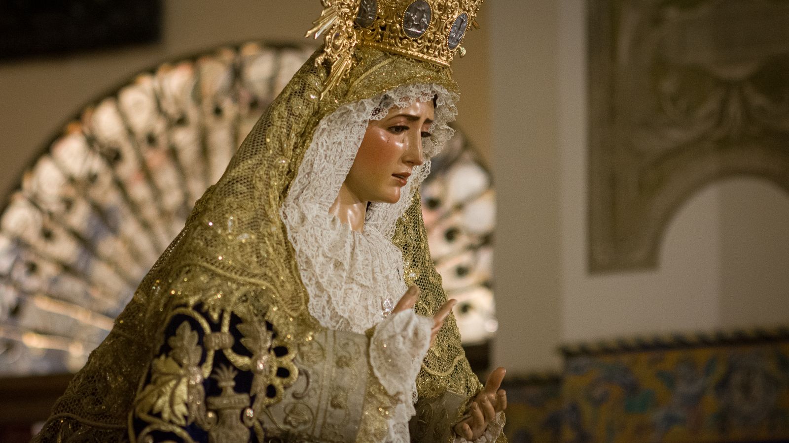 La Virgen del Dulce Nombre se encuentra en veneración en el altar mayor de San Lorenzo