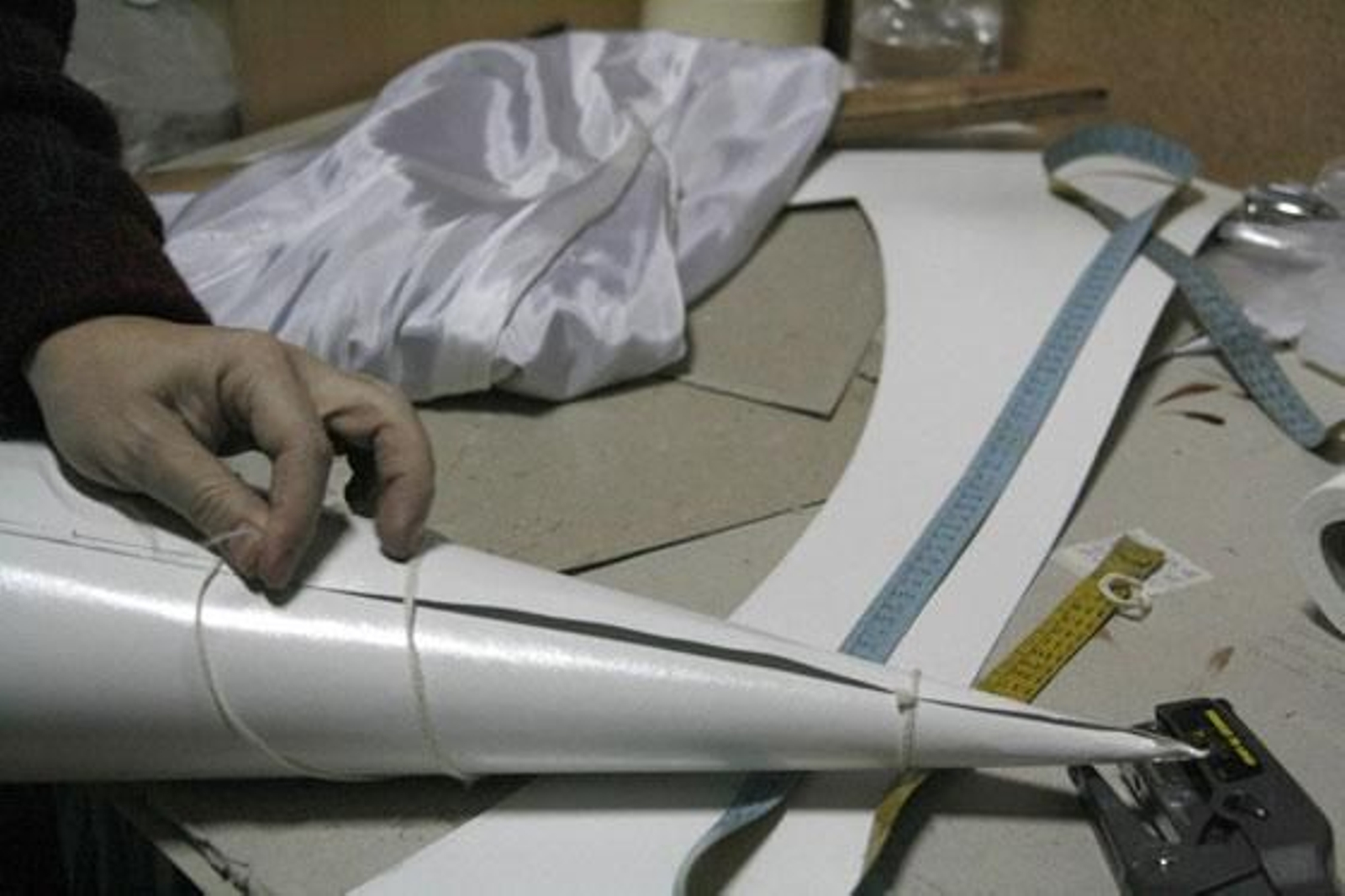 Así se garantiza que la estructura del capirote permanezca más sólida.

Foto: Fco. Lorca