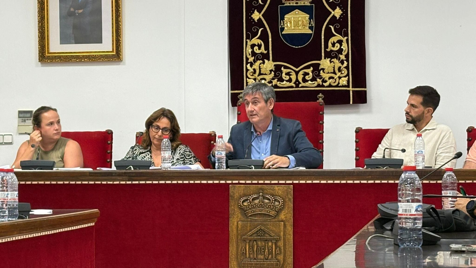 Sesión plenaria celebrada en el Ayuntamiento de Adra.