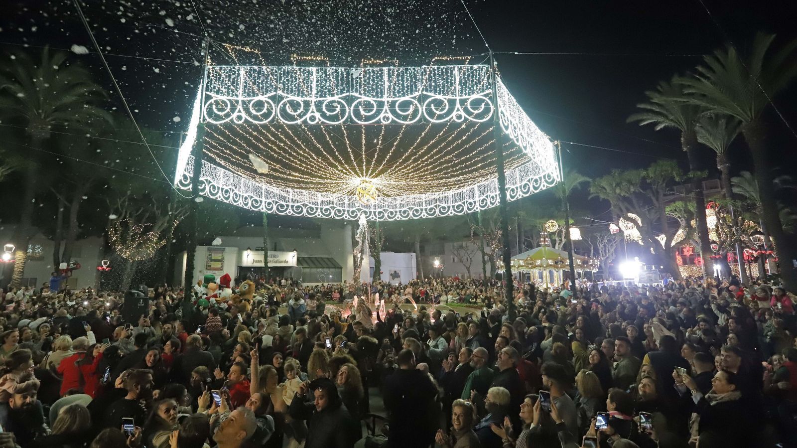 Ambiente durante el encendido del alumbrado en la Alameda Alfonso XI de San Roque.