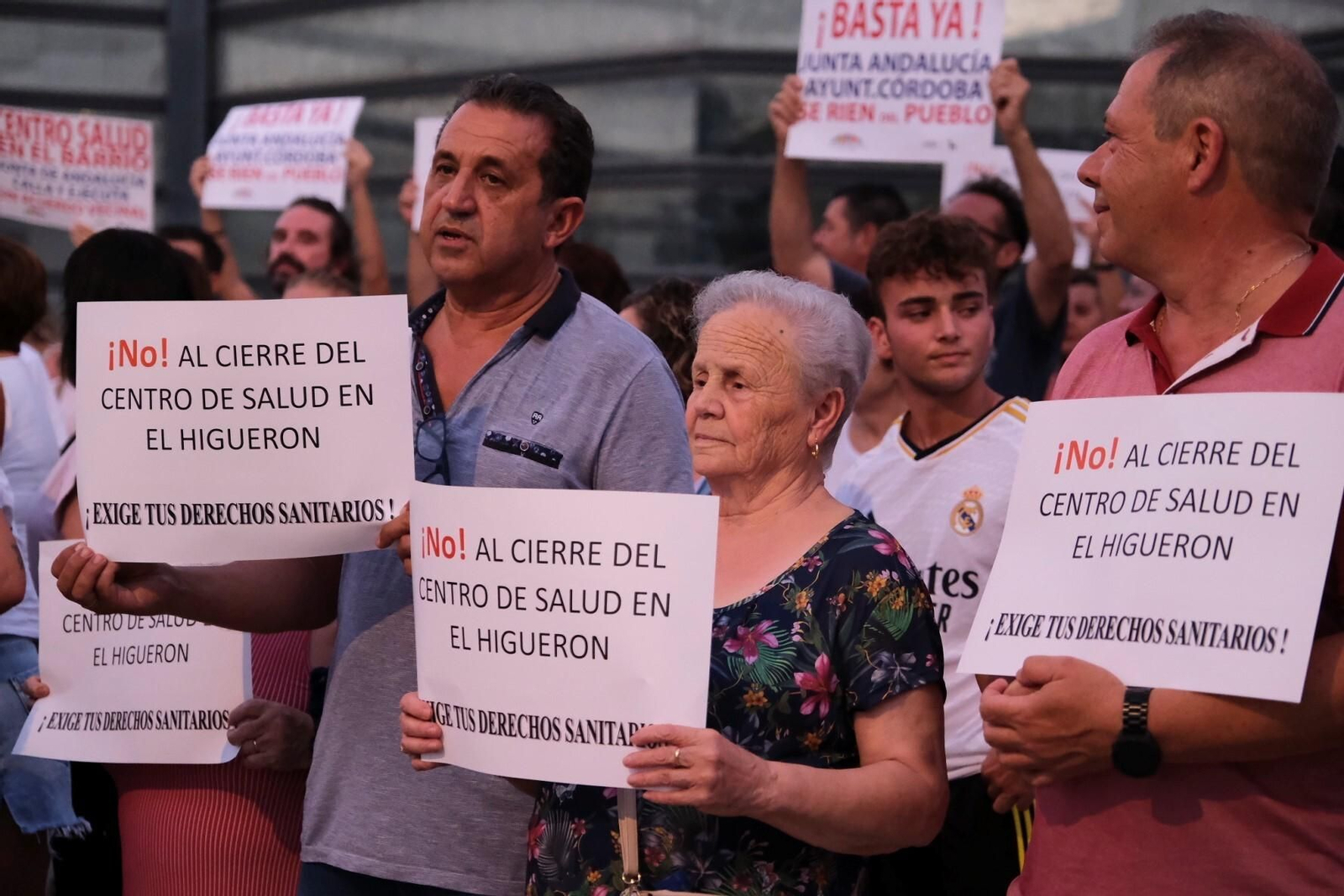 La protesta de los vecinos de El Higuerón por el traslado de las consultas médicas, en imágenes