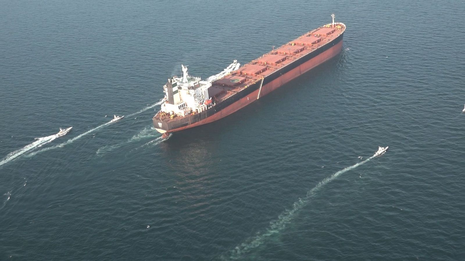 La Guardia Revolucionaria iraní escolta un buque en el estrecho de Ormuz.