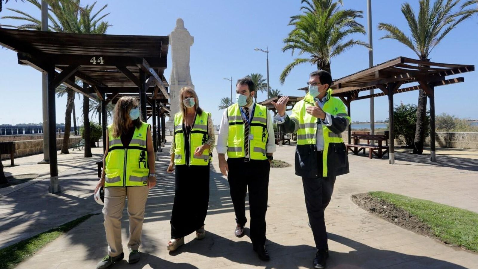 Pilar Miranda, presidenta del Puerto, en una de las visitas al Monumento a Colón.
