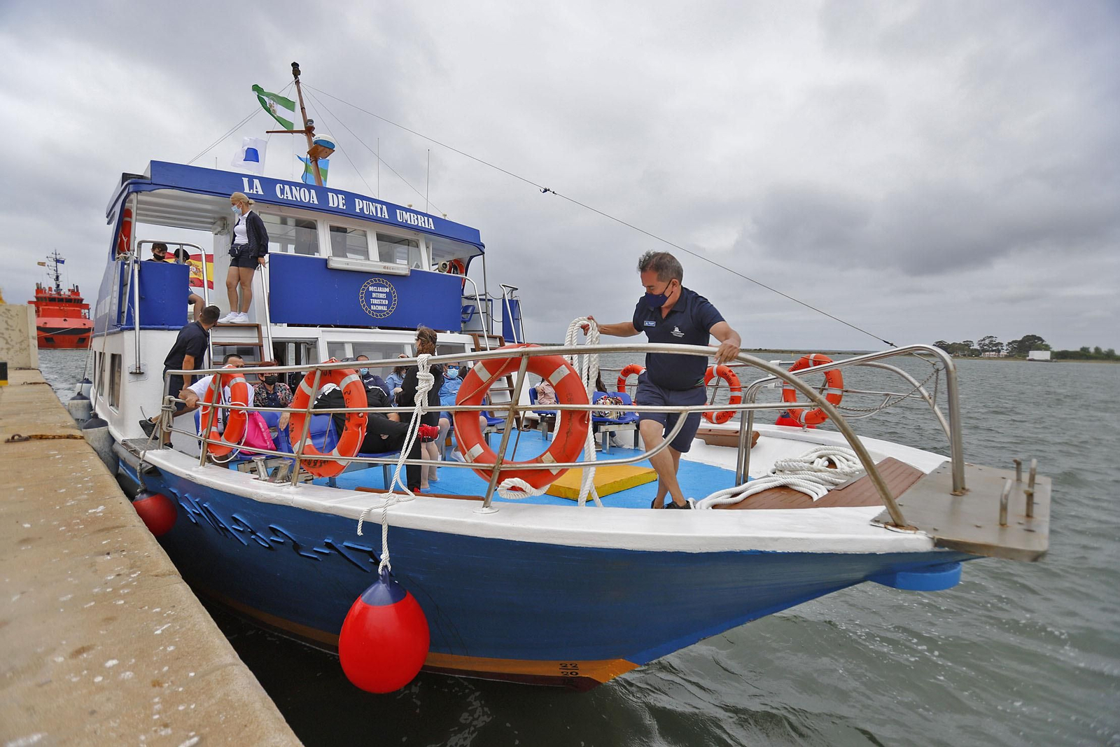 El servicio de canoas entre Punta Umbría y Huelva da el pistoletazo de salida este fin de semana
