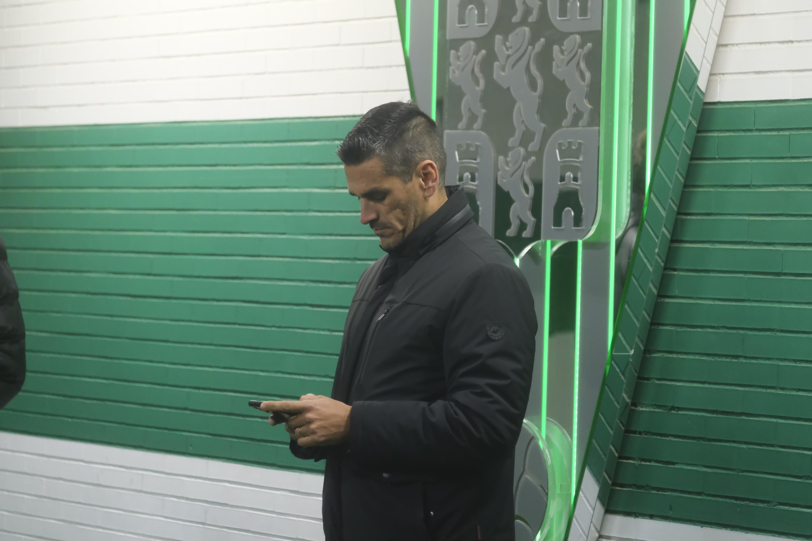 Juan Gutiérrez 'Juanito' observa el móvil antes de la presentación de Alberto Jiménez.