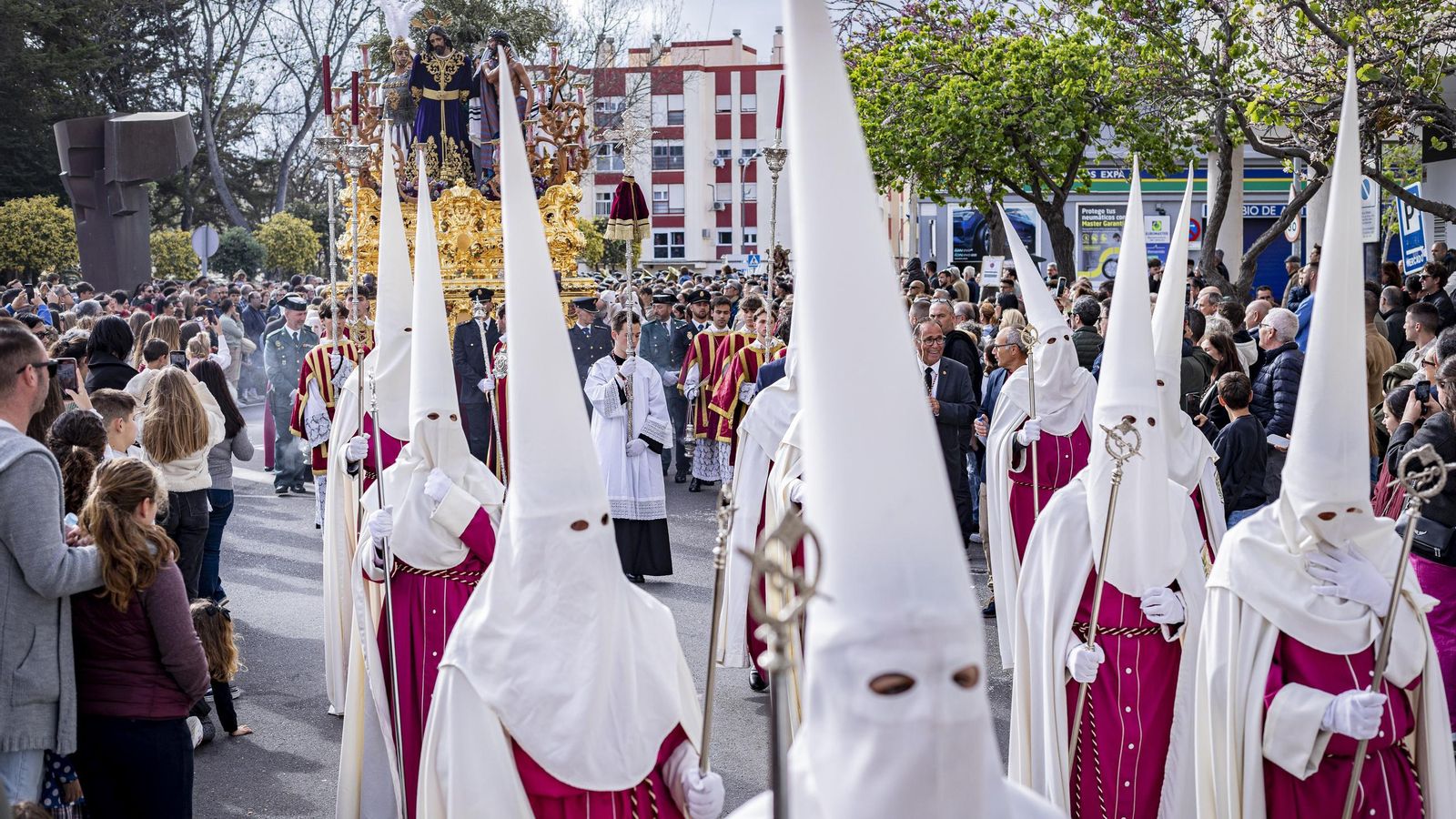 En imágenes,  El Prendimiento de San Fernando tuvo que volverse a su templo entre lágrimas y lluvia