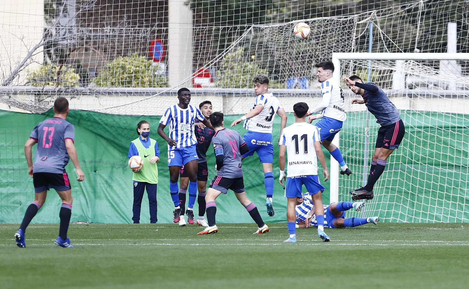 Pelea aérea en el Atlético Malagueño-Marbella. Pelea aérea en el Atlético Malagueño-Marbella.