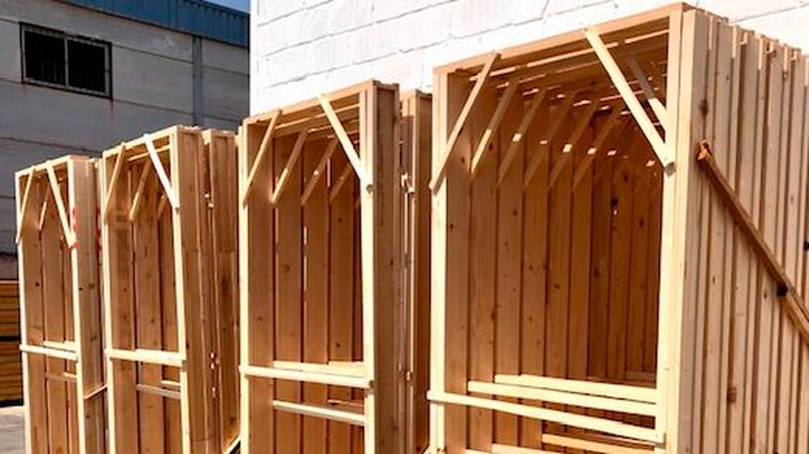 Esta empresa sevillana fabrica premarcos de madera desde 0 para obras y empresas de materiales de construcción