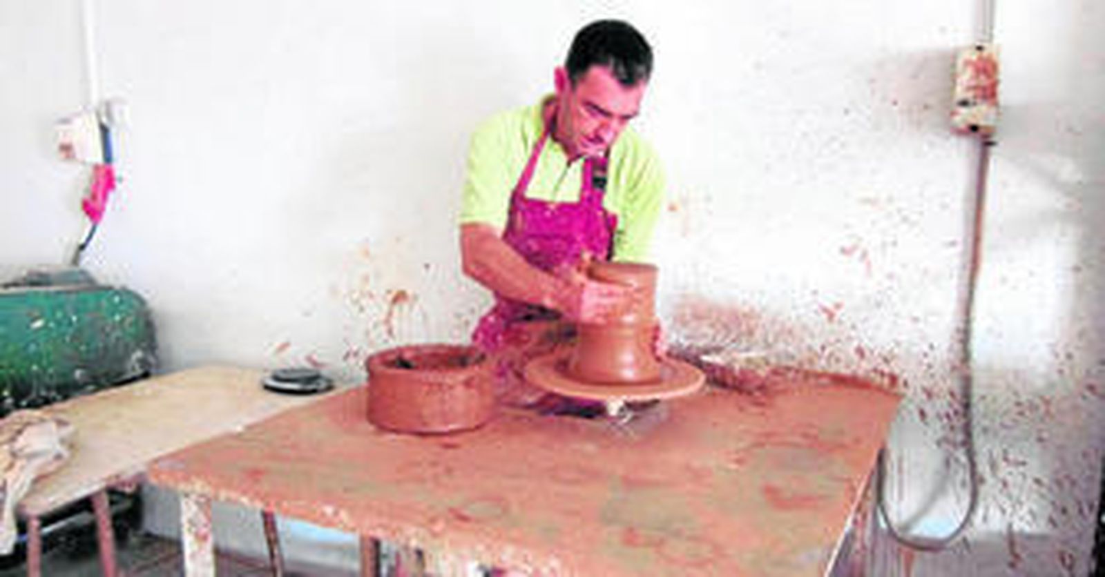 La dependienta de la tienda el Oficio muestra la cerámica propia de Níjar.