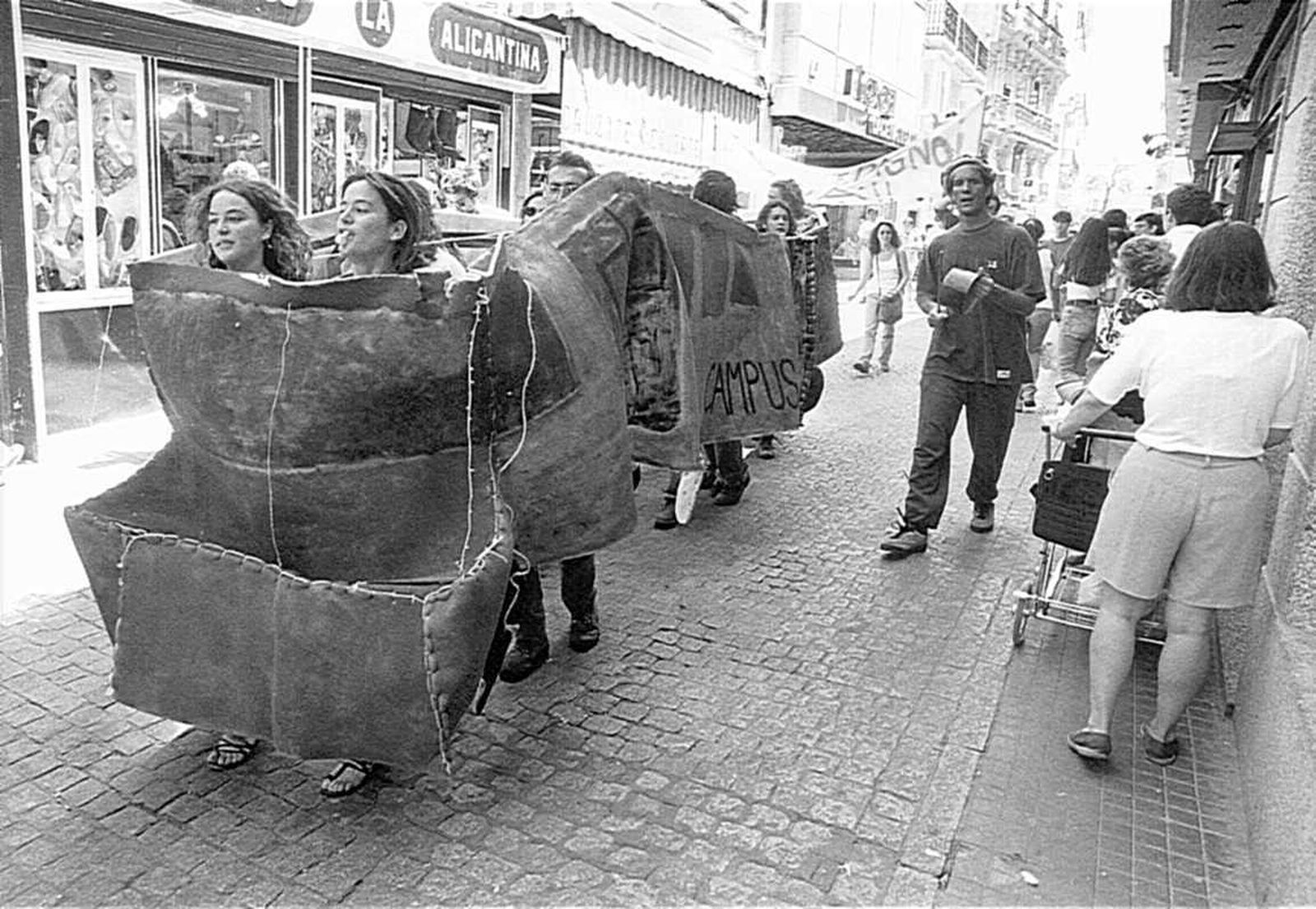 Protesta reclamando mejor transportes con los campus de la UCA... en 1996