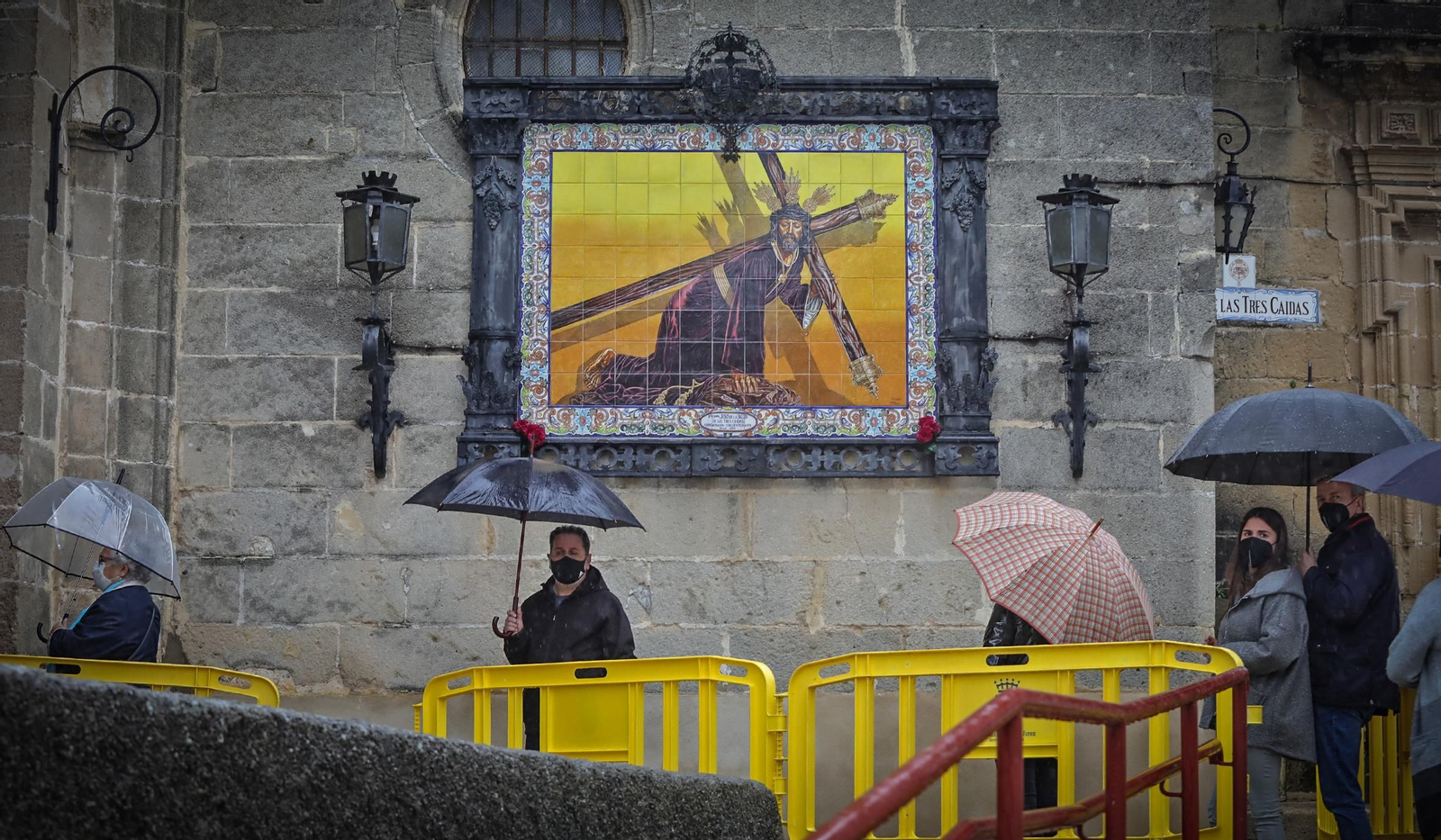Fieles devotos a pesar del mal tiempo
