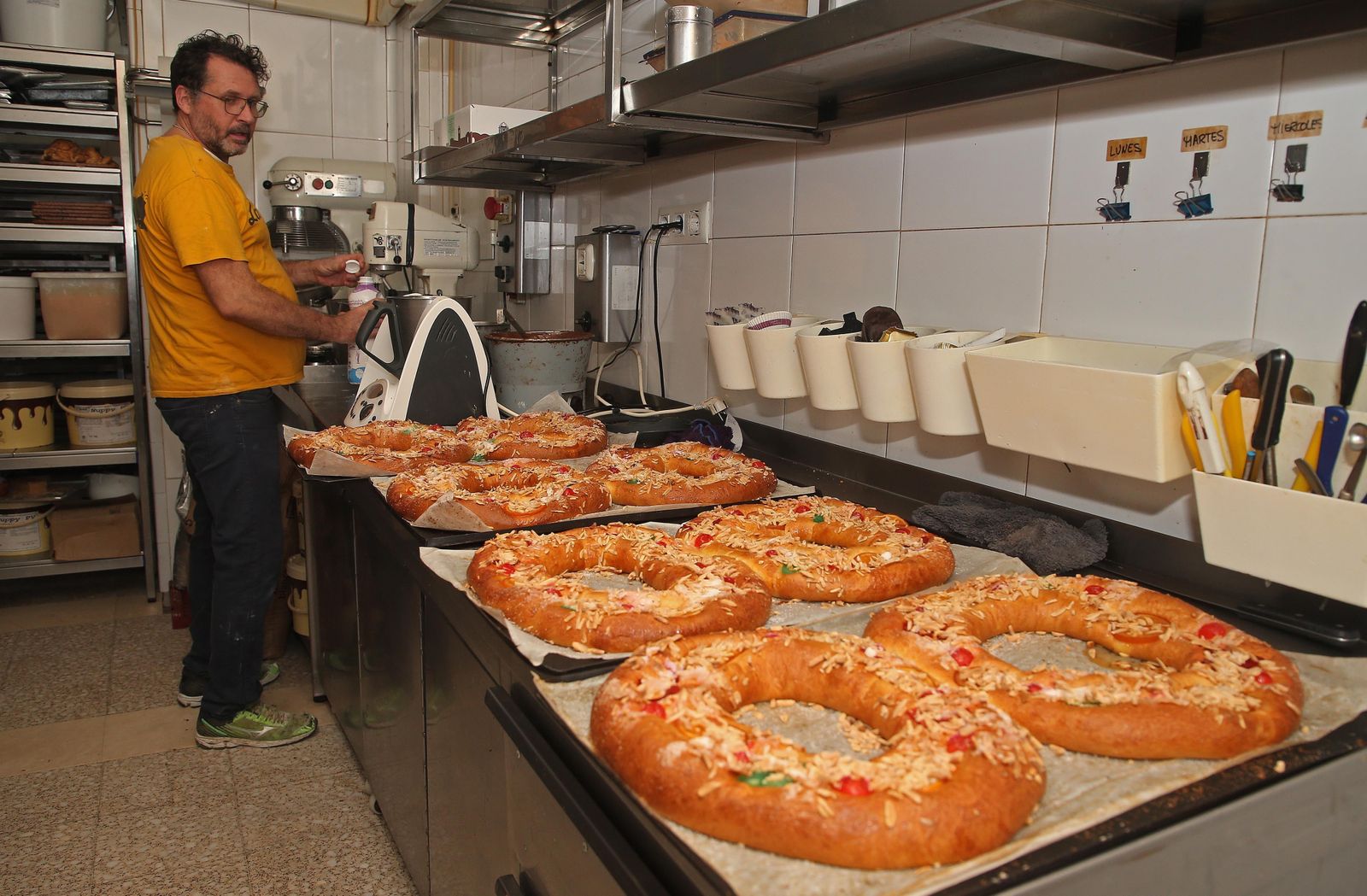Roscones de Reyes recién salidos del obrador de La Tarifeña.