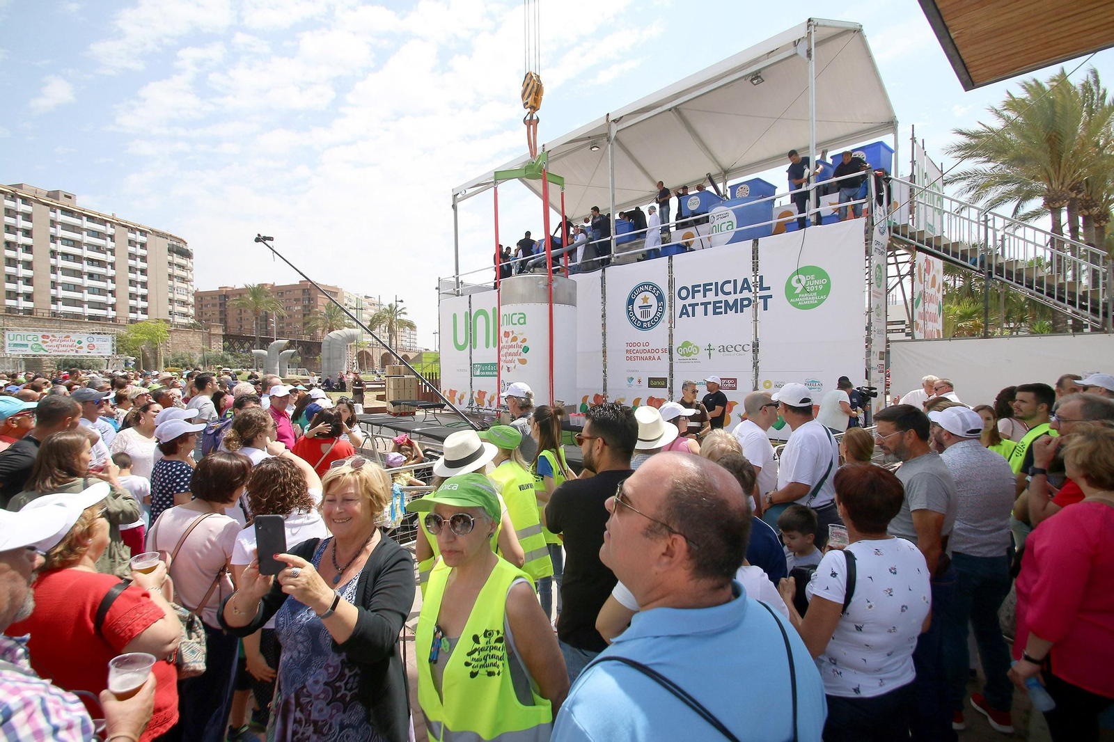 Fotogalería del récord Guinnes del gazpacho más grande del mundo