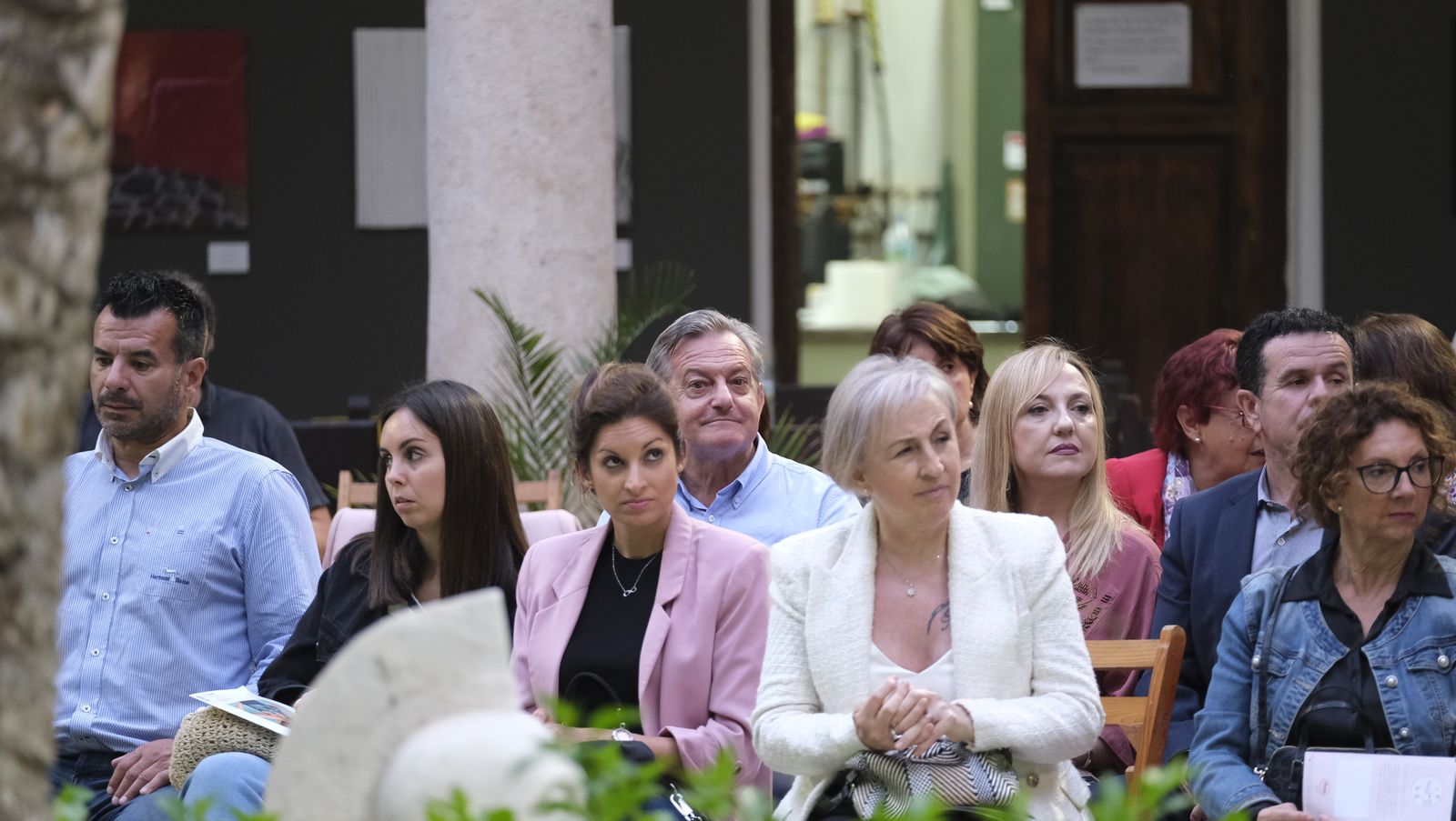 Imágenes del desfile benéfico contra el cáncer, en la Escuela de Artes de Almería
