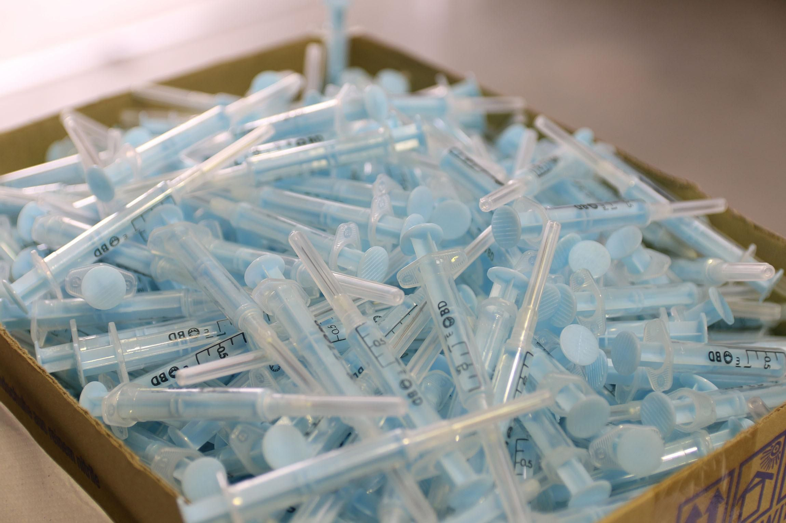 Jeringuillas usadas para la vacunación contra la COVID-19.