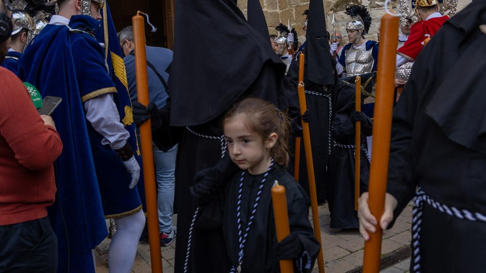 Luto y duelo en la noche del Viernes Santo, en imágenes