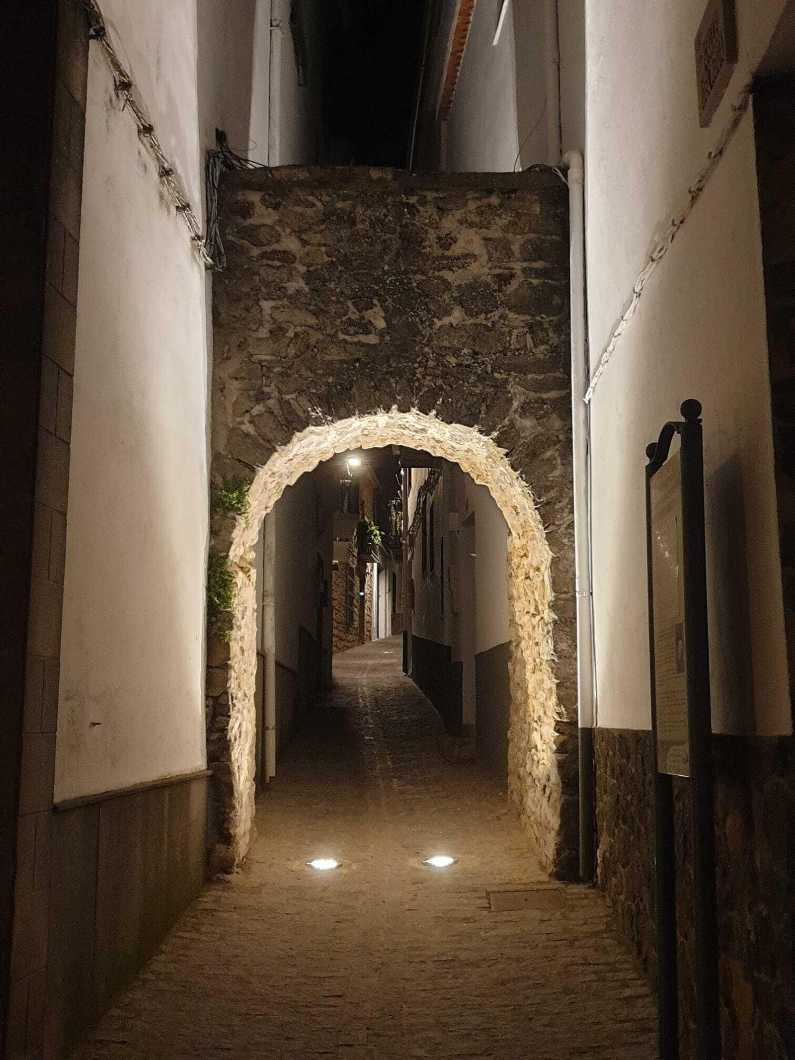 La muralla de Iznatoraf era una imponente fortificación árabe con once fortines y nueve puertas arcadas. La muralla de Iznatoraf era una imponente fortificación árabe con once fortines y nueve puertas arcadas.