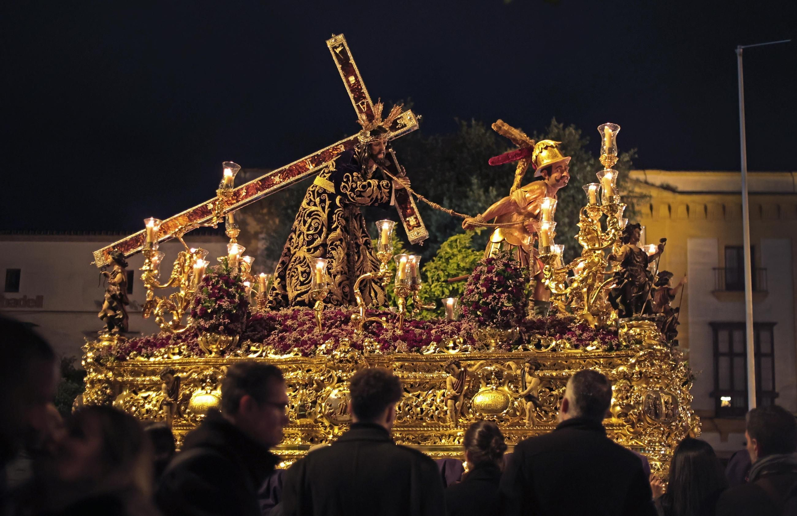 Imágenes de las Hermandades de la madrugada del Viernes Santo en Jerez 2025