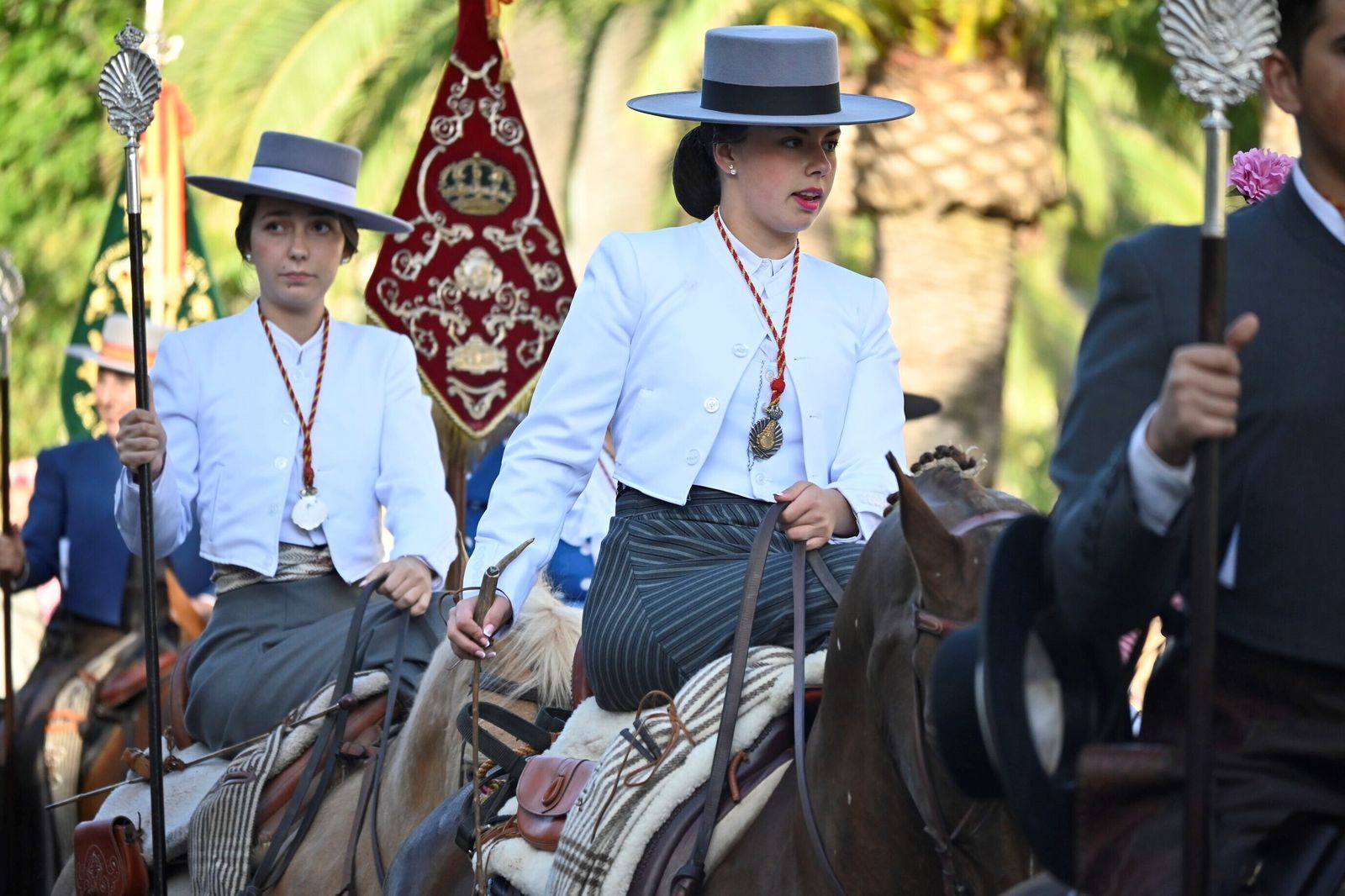 Imágenes de los peregrinos de la Hermandad de Emigrantes en su salida por las calles de Huelva