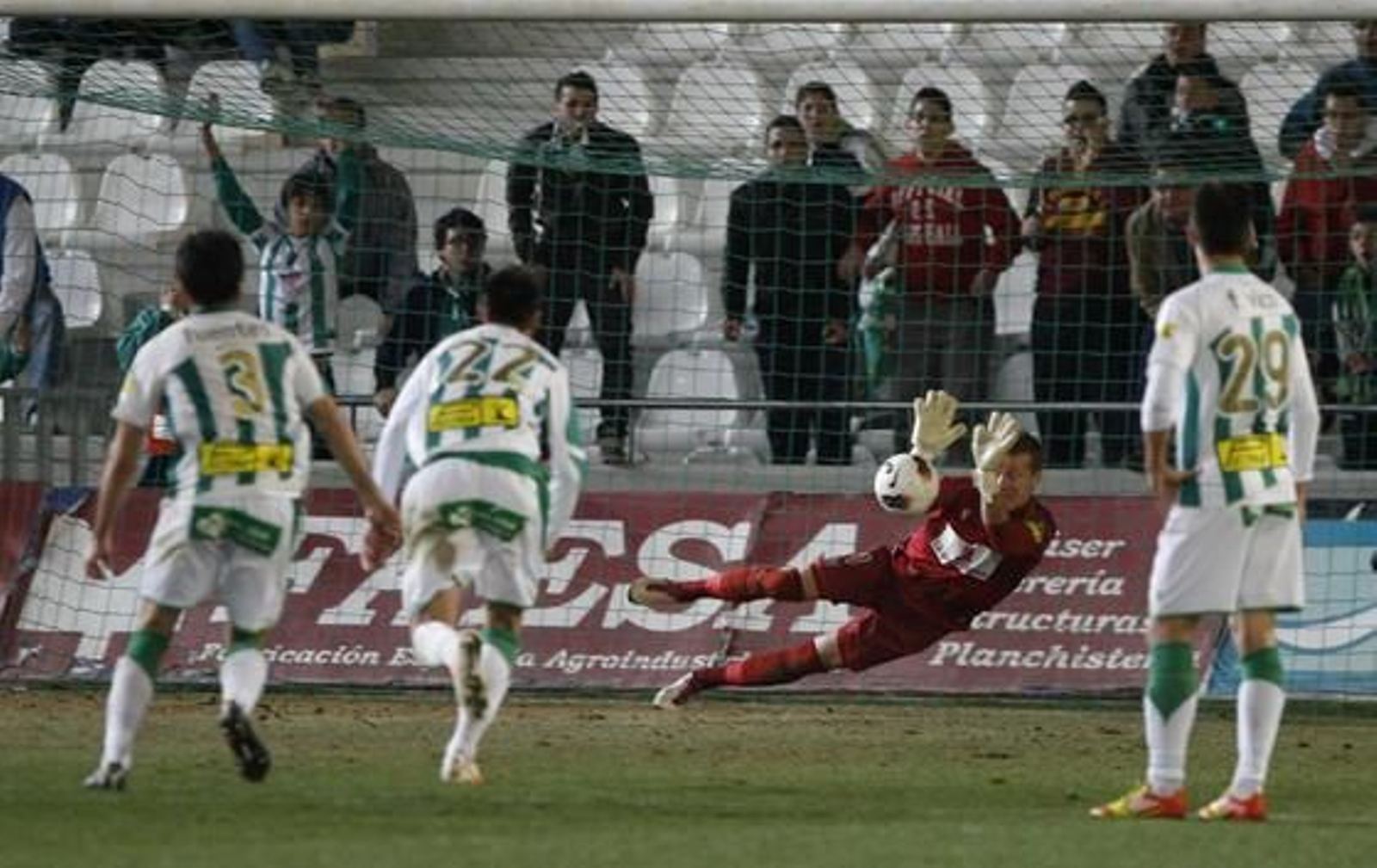 El Córdoba acosa desde el inicio la portería rival y se sobrepone a un penalti fallado por Vitolo con un golazo de Javi Patiño.

Foto: Álvaro Carmona